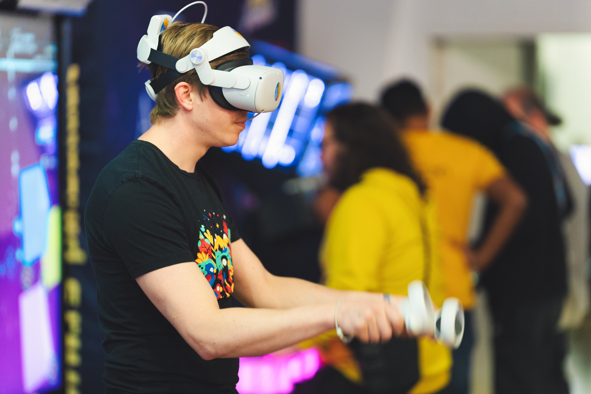 Ein Mann beim Beat Saber spielen mit VR Headset und Motion Controllern.