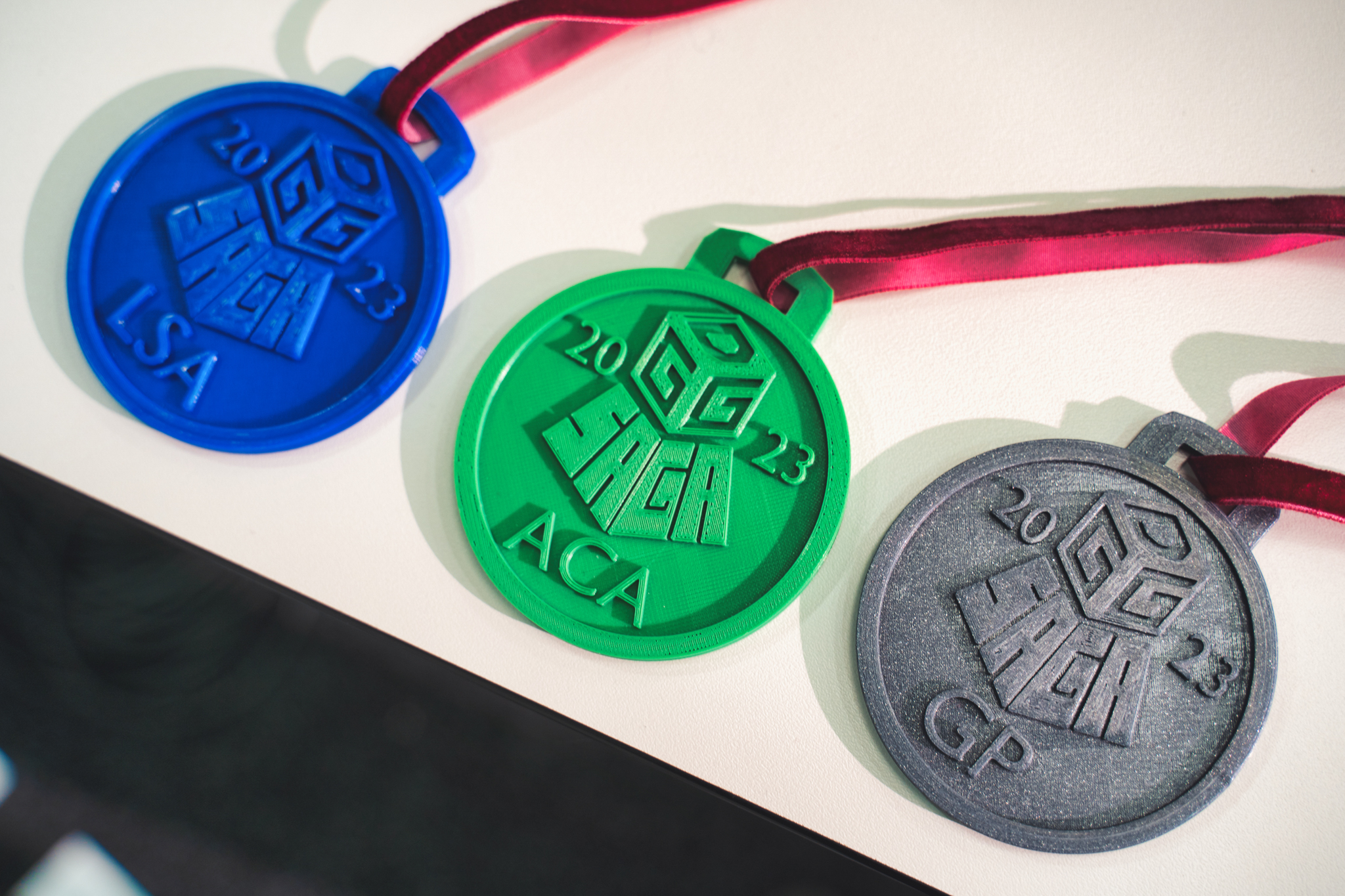 Drei 3D-gedruckte Medaillen des SAGA-Awards.